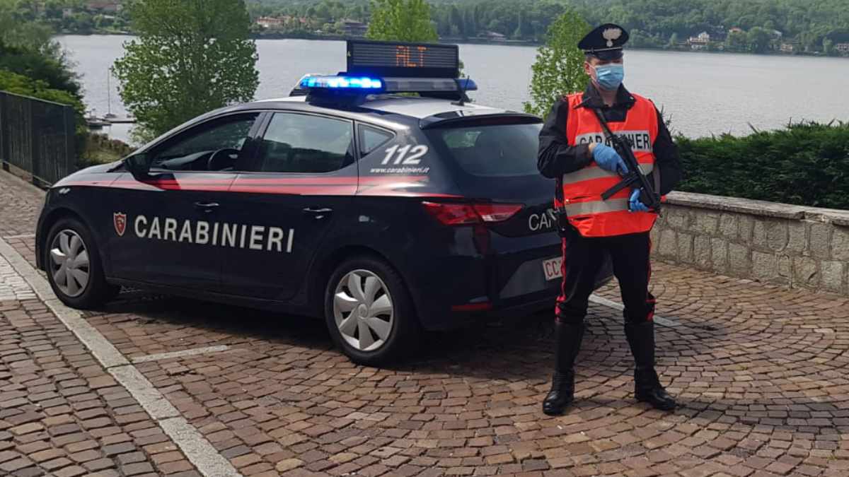 Uomo uccide e dà fuoco al cane