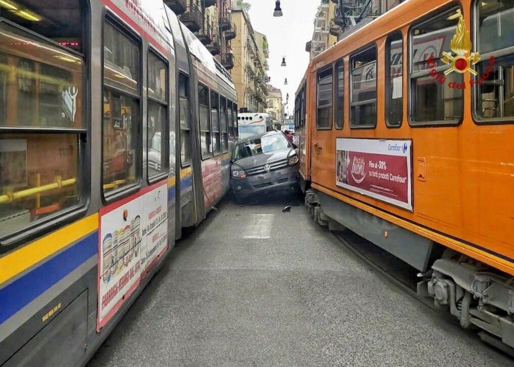 Auto incastrata tra due tram a Torino