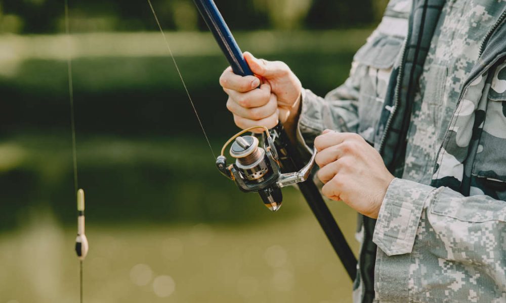 Muore mentre pesca al lago