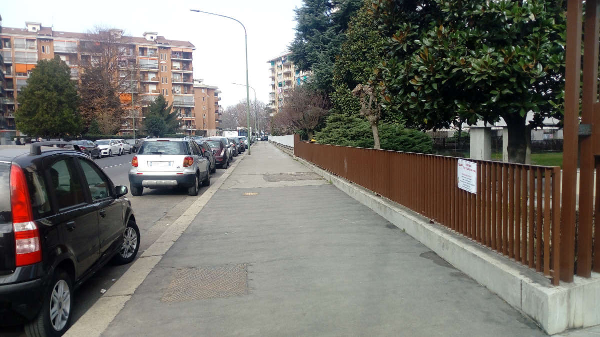 Via Isernia a Torino senza cestini